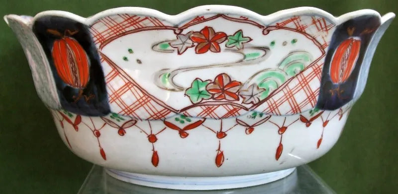 Antique Japanese Imari Scallop Edge Porcelain Bowl