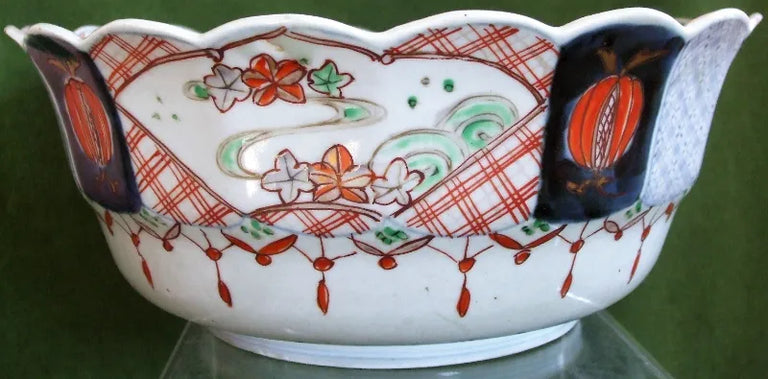 Antique Japanese Imari Scallop Edge Porcelain Bowl