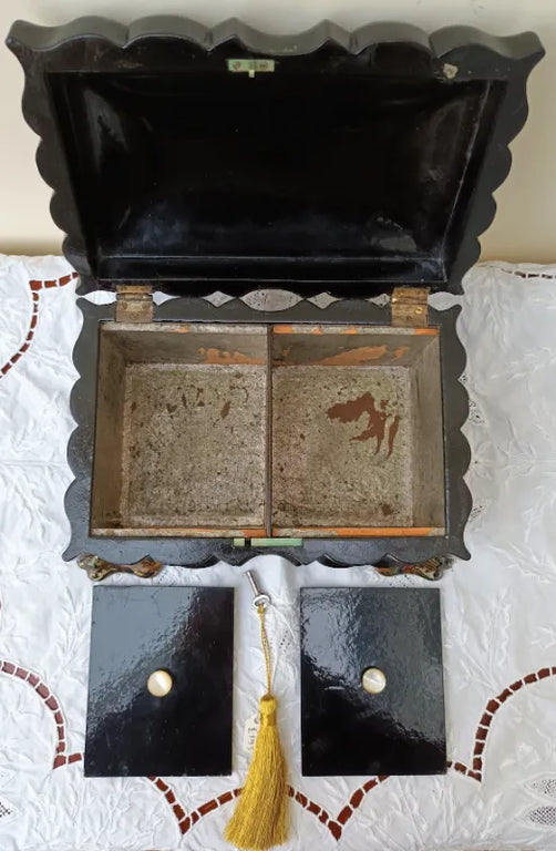 Antique English Victorian Papier-mâché Tea Caddy