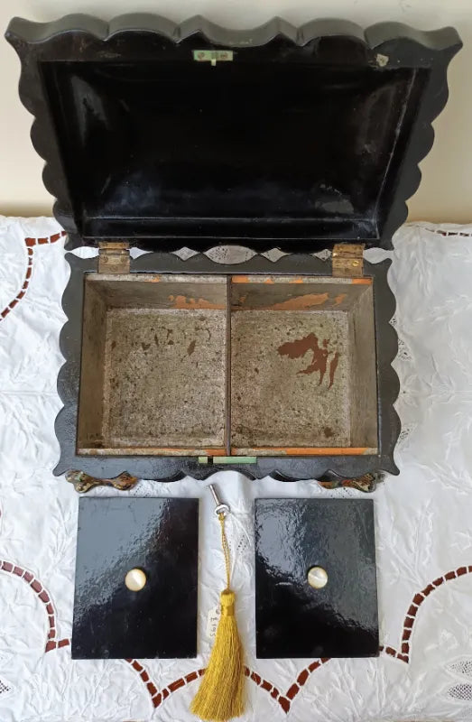 Antique English Victorian Papier-mâché Tea Caddy