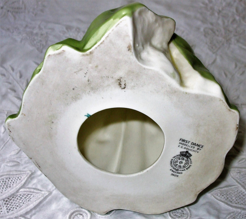 Royal Worcester RW 3629 First Dance 1e