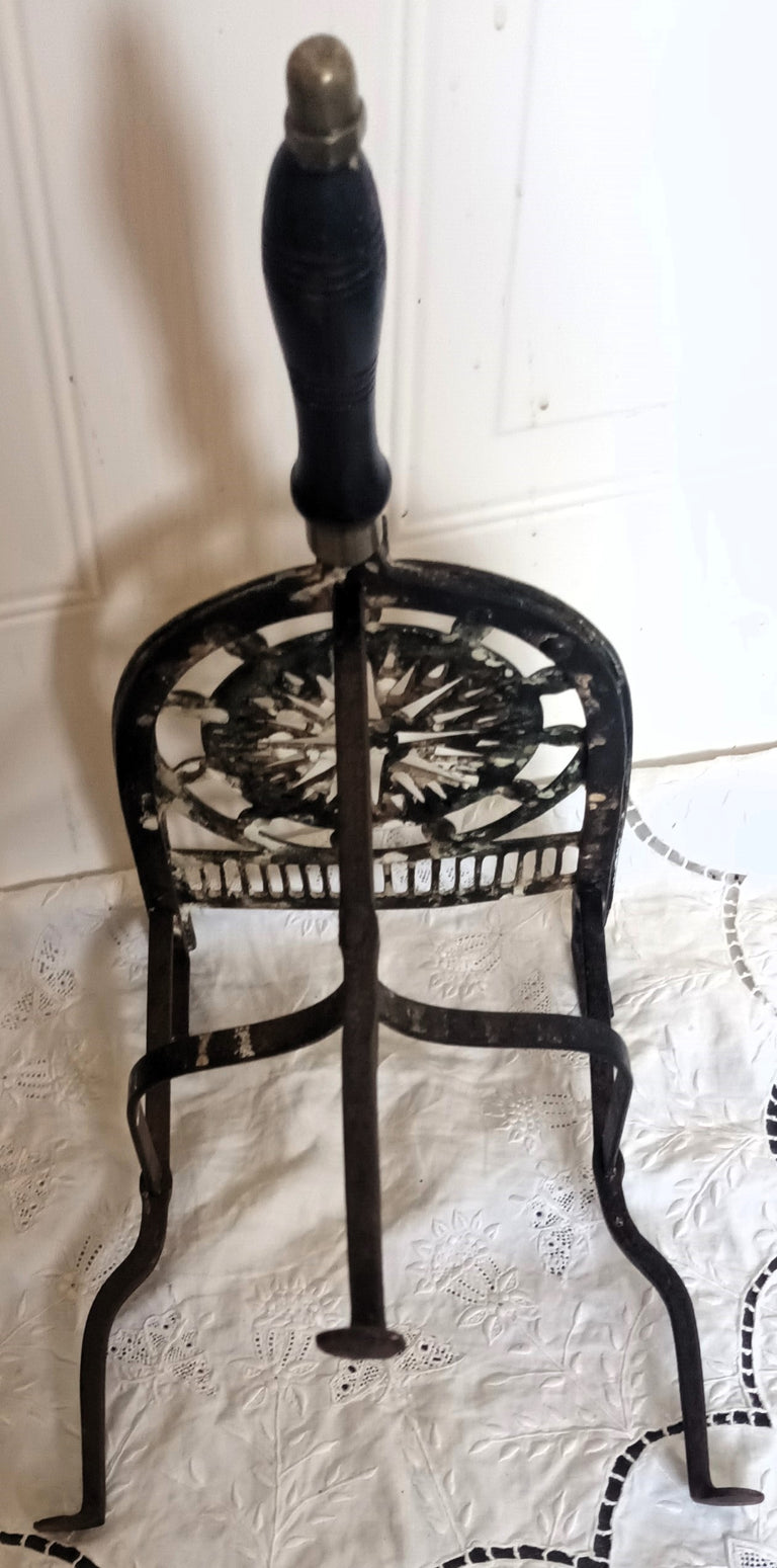 Tripod Trivet 1e